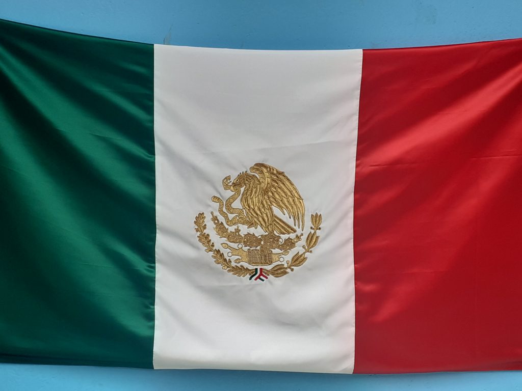 bandera bordada dorada