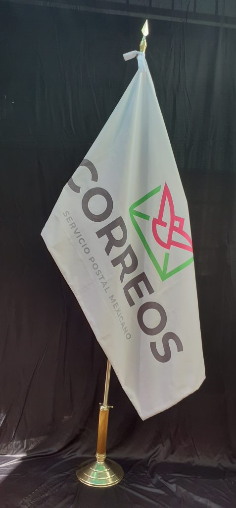 bandera con asta y travesaÑo