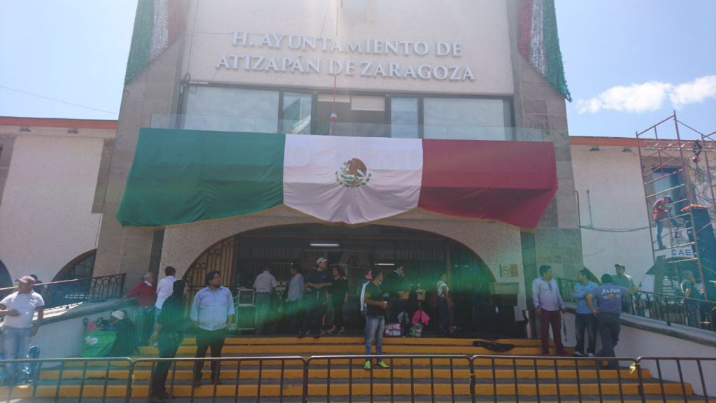 pendÓn tricolor con escudo