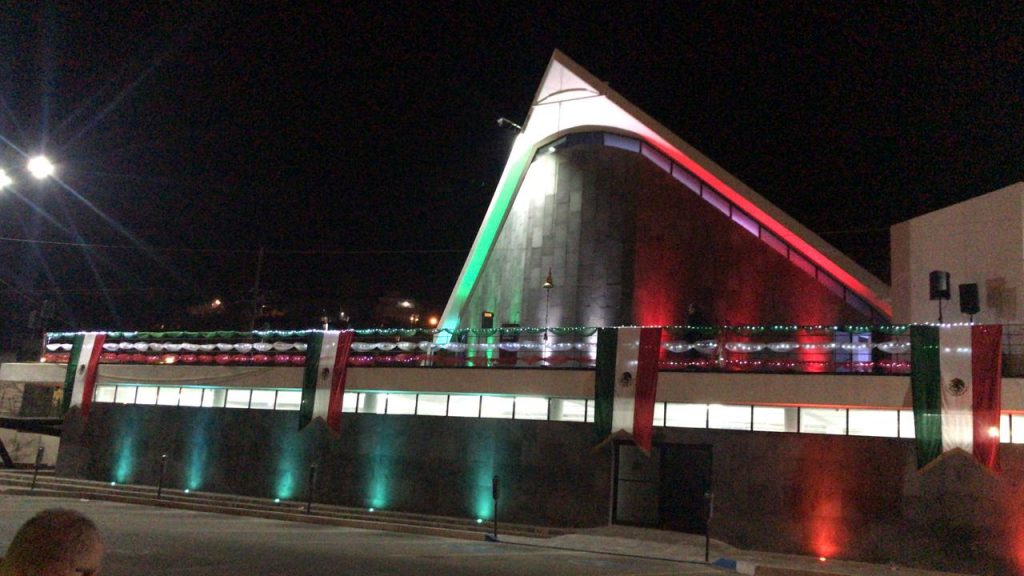 pendÓn tricolor con fleco dorado